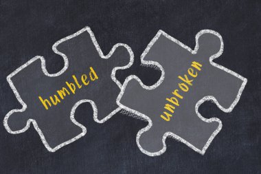 İki bulmacanın tebeşir çizimi. Mütevazı ve kırılmamış kelimelerle. Sorunları çözme kavramı