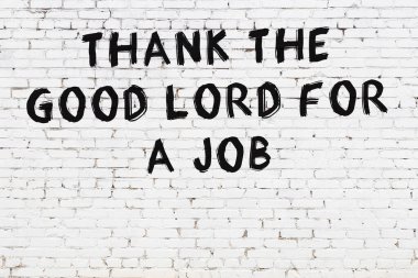 Üzerinde mantıklı alıntıların yazılı olduğu siyah boyanmış beyaz tuğla duvar.