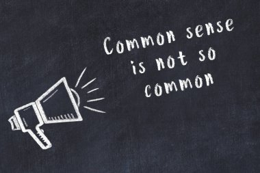 Bilge motivasyonel yazıtlı siyah karatahtaya hoparlör çizimi