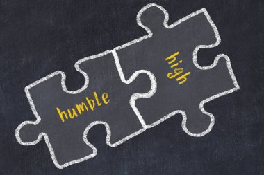 Ploblem çözülüyor. Siyah karatahtanın üstünde mütevazı ve yüksek harflerle yazılmış iki bulmacanın tebeşir çizimi