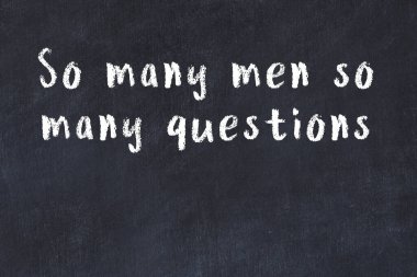 Siyah masa üzerine tebeşirle yazılmış zekice bir söz.