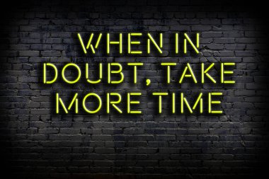 Zekice ve motive edici bir alıntı. Karanlıkta duvarda neon levhası