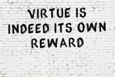 Üzerinde mantıklı alıntıların yazılı olduğu siyah boyanmış beyaz tuğla duvar.