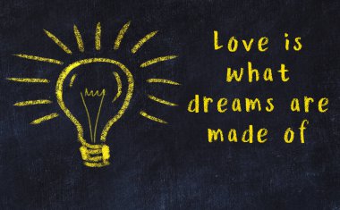 Bir karatahtaya ve bir ampul çizimine elle yazılmış akıllı bir alıntı.