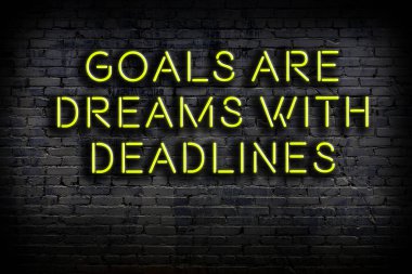 Tuğla duvardaki ışıklı neon tabela olarak bilgece alıntı