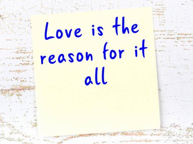 Tahta duvarda asılı sarı yapışkan nota elle yazılmış bilgece bir alıntı.