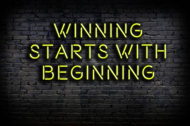 Zekice ve motive edici bir alıntı. Karanlıkta duvarda neon levhası