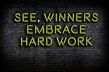 Zekice ve motive edici bir alıntı. Karanlıkta duvarda neon levhası