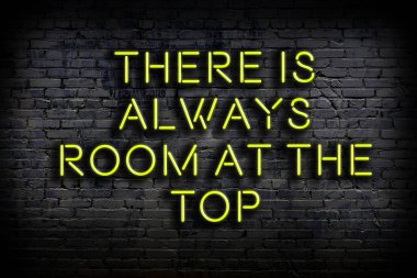 Tuğla duvardaki bilgece alıntıların neon yazıları üzerine gece görüşü