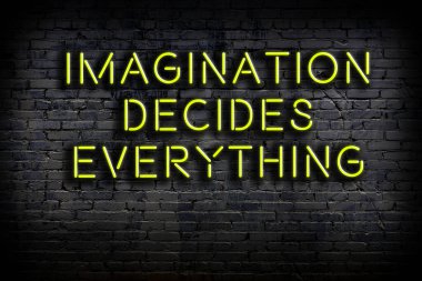 Zekice ve motive edici bir alıntı. Karanlıkta duvarda neon levhası