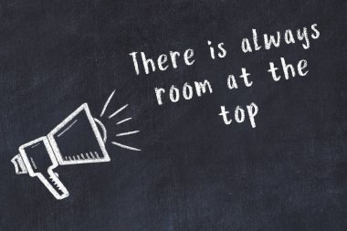 Bir hoparlörün tebeşir çizimi ve siyah karatahtaya el yazısıyla yazılmış alıntılar