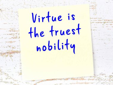 Tahta duvarda asılı sarı yapışkan nota elle yazılmış bilgece bir alıntı.