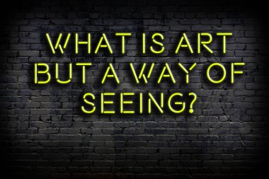 Tuğla duvardaki ışıklı neon tabela olarak bilgece alıntı