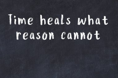 Bilgece motive edici el yazısı tebeşirle yazılmış siyah karatahta