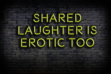 Tuğla duvardaki bilgece alıntıların neon yazıları üzerine gece görüşü