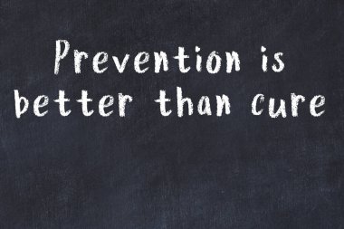 Bilgece motive edici el yazısı tebeşirle yazılmış siyah karatahta