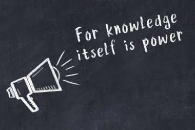 Bir hoparlörün tebeşir çizimi ve siyah karatahtaya el yazısıyla yazılmış alıntılar