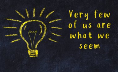 Bir karatahtaya ve bir ampul çizimine elle yazılmış akıllı bir alıntı.