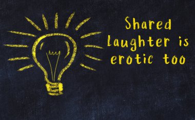 Bir karatahtaya ve bir ampul çizimine elle yazılmış akıllı bir alıntı.