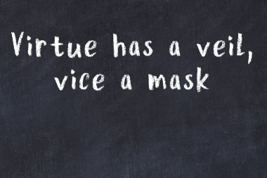 Siyah tahta üzerine akıllı alıntıların el yazması tebeşir yazısı