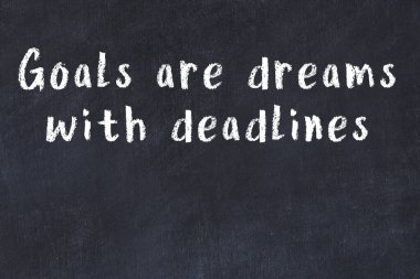 Siyah tahta üzerine akıllı alıntıların el yazması tebeşir yazısı