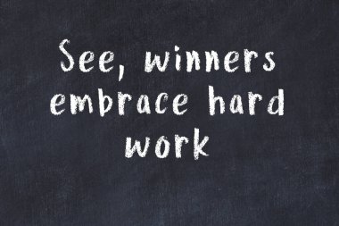 Bilgece motive edici el yazısı tebeşirle yazılmış siyah karatahta