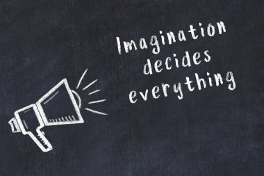 Bir hoparlörün tebeşir çizimi ve siyah karatahtaya el yazısıyla yazılmış alıntılar