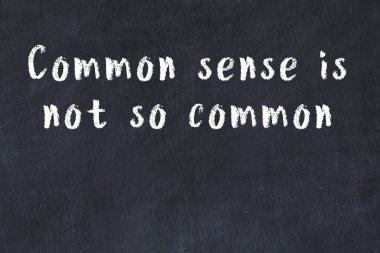 Bilgece motive edici el yazısı tebeşirle yazılmış siyah karatahta