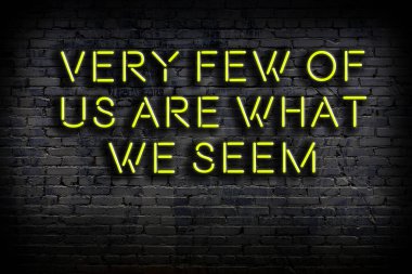 Tuğla duvardaki ışıklı neon tabela olarak bilgece alıntı