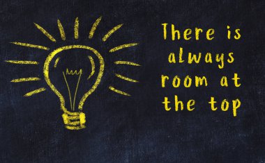 Bilgece bir alıntı ve siyah karatahtaya bir ampul çizimi