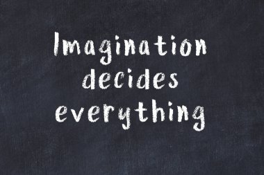 Siyah tahta üzerine akıllı alıntıların el yazması tebeşir yazısı