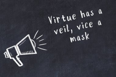 Bir hoparlörün tebeşir çizimi ve siyah karatahtaya el yazısıyla yazılmış alıntılar