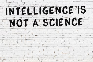 Beyaz tuğla duvar ve bilgece alıntıların yazılı olduğu siyah yazı.