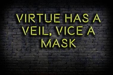 Zekice ve motive edici bir alıntı. Karanlıkta duvarda neon levhası