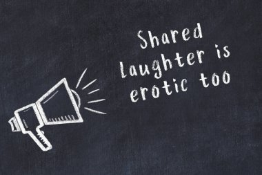 Bir hoparlörün tebeşir çizimi ve siyah karatahtaya el yazısıyla yazılmış alıntılar