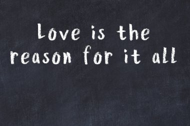 Siyah tahta üzerine akıllı alıntıların el yazması tebeşir yazısı