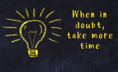 Bir karatahtaya ve bir ampul çizimine elle yazılmış akıllı bir alıntı.