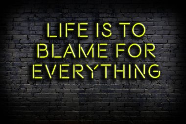 Tuğla duvardaki ışıklı neon tabela olarak bilgece alıntı