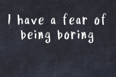 Siyah masa üzerine tebeşirle yazılmış zekice bir söz.