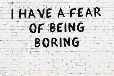 Beyaz tuğla duvar ve bilgece alıntıların yazılı olduğu siyah yazı.