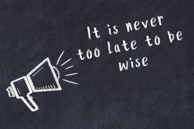 Bilge motivasyonel yazıtlı siyah karatahtaya hoparlör çizimi