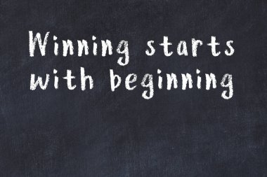 Siyah tahta üzerine akıllı alıntıların el yazması tebeşir yazısı