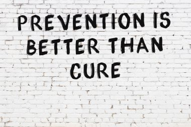 Beyaz tuğla duvar ve bilgece alıntıların yazılı olduğu siyah yazı.