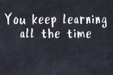 Siyah tahta üzerine akıllı alıntıların el yazması tebeşir yazısı