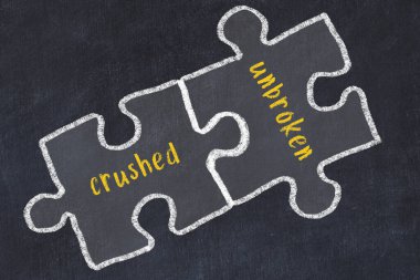 Ploblem çözülüyor. Kara karatahtanın üzerinde ezilmiş ve kırılmamış iki kelimenin tebeşir çizimi.