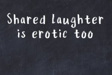 Siyah tahta üzerine akıllı alıntıların el yazması tebeşir yazısı