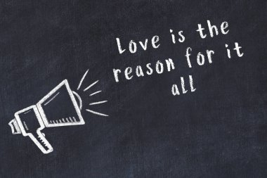 Bir hoparlörün tebeşir çizimi ve siyah karatahtaya el yazısıyla yazılmış alıntılar