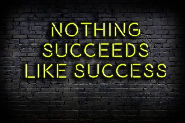 Zekice ve motive edici bir alıntı. Karanlıkta duvarda neon levhası