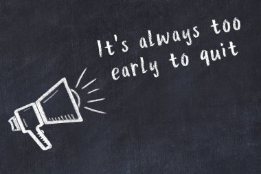 Bilge motivasyonel yazıtlı siyah karatahtaya hoparlör çizimi