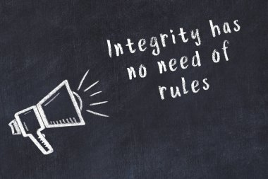 Bilge motivasyonel yazıtlı siyah karatahtaya hoparlör çizimi